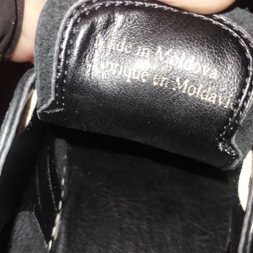 The Flexx NWT leather lace up sneaker size 8, black white laces